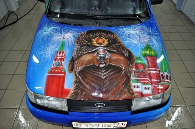 На капоте авто изображен медведь в ушанке и Кремль.