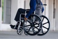 Кемеровчанин пострадал при передвижении на подъёмнике для инвалидов