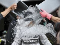 Флешмоб: знаменитости обливались ледяной водой в поддержку больных боковым амиотрофическим склерозом