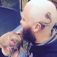Австралиец набил на голове татуировку, чтобы поддержать дочь-инвалида