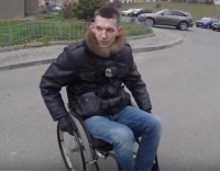 Эксперимент TUT.BY: инвалид-колясочник и доброволец в коляске перемещаются по Минску (ВИДЕО)