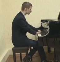Казанский подросток без кистей рук научился виртуозно играть на пианино