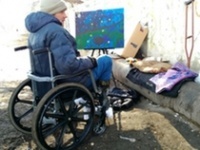 Бездомный художник-инвалид рисует картины пальцами и надеется вернуться к нормальной жизни