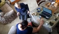 Сиделка, которая издевалась над пожилым инвалидом в Чехове, скрылась