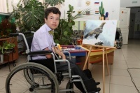 Подросток-инвалид получил премию за картины, нарисованные без помощи рук