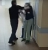 Видео жестокого избиения медиков пьяным опубликовано в Интернете