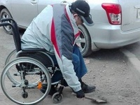 Во Владивостоке инвалид, не дождавшись коммунальщиков, сам взялся за расчистку дороги