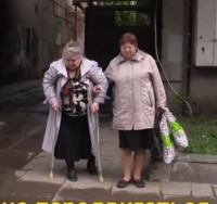 В Саратове инвалид не могла пройти по пешеходной зоне к такси (видео)