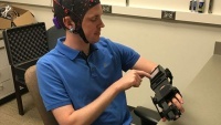 Новое устройство поможет пострадавшим от инсульта вновь двигать парализованными руками