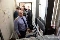 Глава орловского СК проинспектировал дом, где два года не могут починить подъемник для ребенка-инвалида