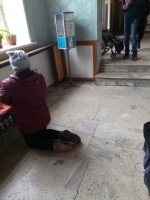 Инвалид в Новокузнецке ползала по больнице из-за отсутствия пандусов