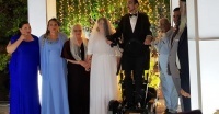 В Израиле экзоскелет позволил жениху-инвалиду стоять во время свадьбы