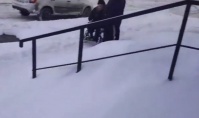 Инвалид не смог попасть в мурманскую больницу из-за заваленного снегом пандуса
