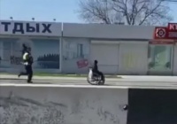 Погоня ростовского полицейского за инвалидом-колясочником попала на видео