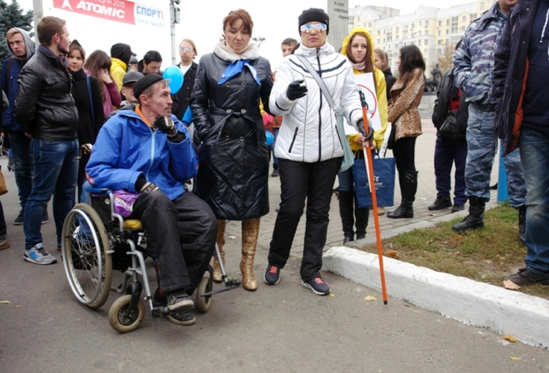 Общество инвалидов глухих. Люди с ограниченными возможностями Слепые. Незрячие инвалиды. Инвалиды в Финляндии. Пешеход в инвалидной коляске.