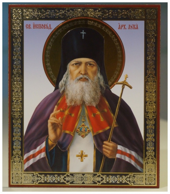 православные молятся перед иконой Святого Луки Крымского