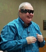 Слепой мужчина впервые за 10 лет смог увидеть жену при помощи бионического глаза