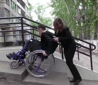 В Краснокаменске во время проверки доступности среды инвалид выпал из кресла