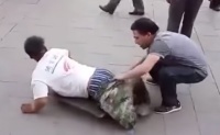 В Китае сняли штаны с уличного нищего, который притворялся безногим инвалидом. Видео