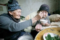 Сила отцовской любви: 95-летний китаец уже 46 лет заботится о своём прикованном к постели сыне