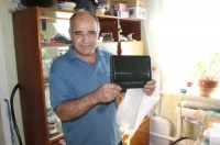 Фонд социального страхования подарил телевизор слепому сахалинцу