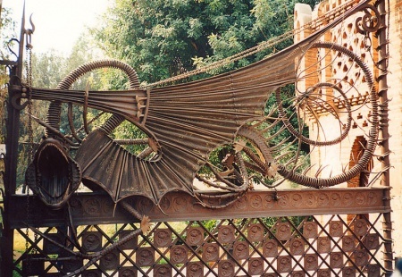 Ворот-дракона в павильонах виллы Гуэль 1887