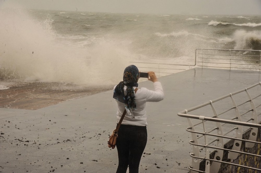 Наташа шторм фото. Мама ждёт дочь в порту в шторм картинки.