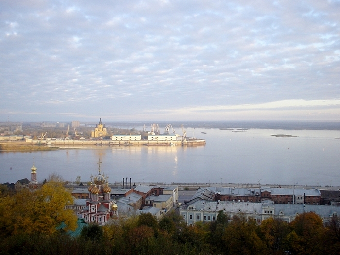 Бернес течет река волга