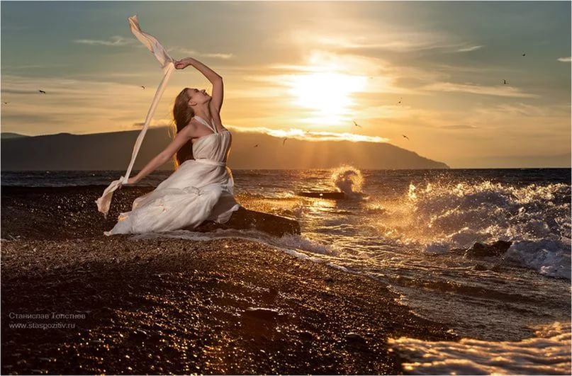 Бегу по ветру песня. Женщина на закате. Девушка на закате у моря. Девушка сидит на берегу моря. Девушка танцует у моря.