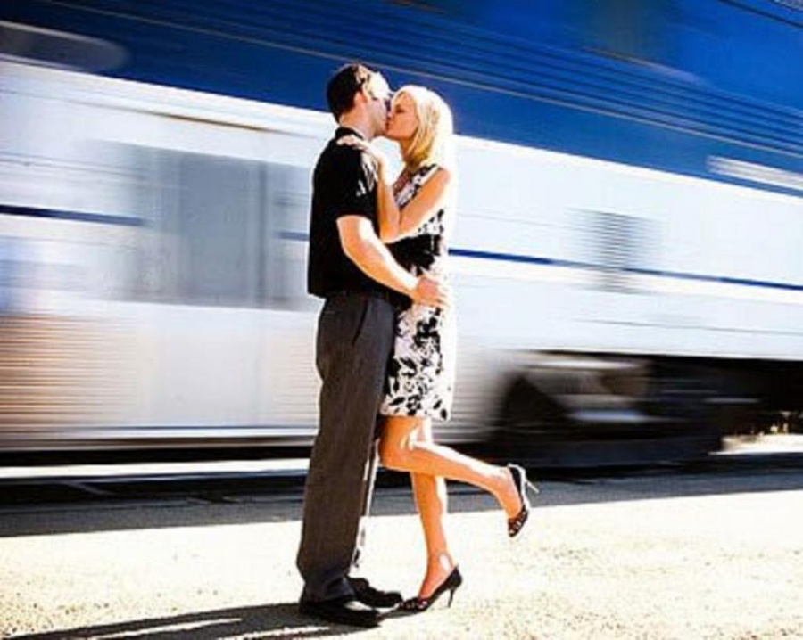 Поцелуй на прощание мы встретимся дома. Встреча на вокзале. Парень и девушка на вокзале. Мужчина и женщина прощаются. Вокзал для двоих.