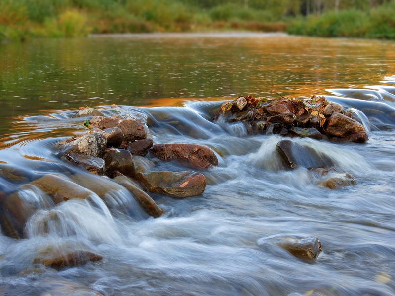 Побегу к реке. Речка быстрая каменистая. Бежит река. Река по камушкам. Каменистый берег озера.