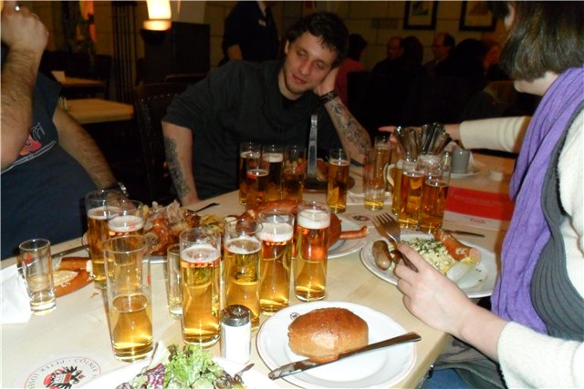 Пьем пиво дома. Пивное застолье. Пиво на столе. Пиво за столом. Застолье с пивом.